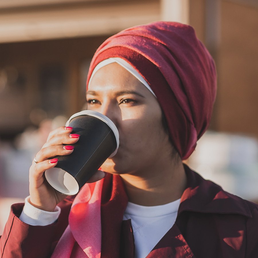 young-arabic-muslim-woman-in-hijab-walking-at-stre-US67PBU.jpg